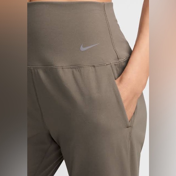 Nike Women's Joggers - Picture 3 of 3